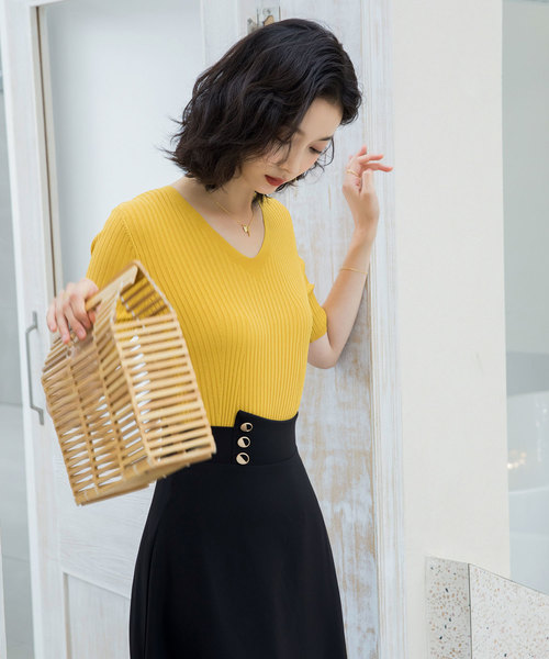 鮮豔黃色夏季針織衣，搭配黑色下半身單品
