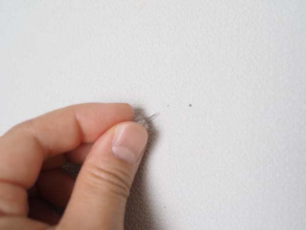 無印良品細針圖釘:左為細針圖釘孔,右為一般圖釘孔