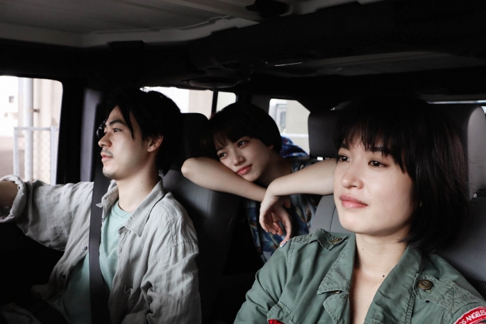 【再見了,唇】劇照-小松菜奈(中)、門脇麥(右)雙主演,兩人在片中細膩的情愫,加成田凌(左)所飾演的樂器管理志摩,三人之間剪不斷理還亂的關係為這段音樂告別之旅增添更多看
