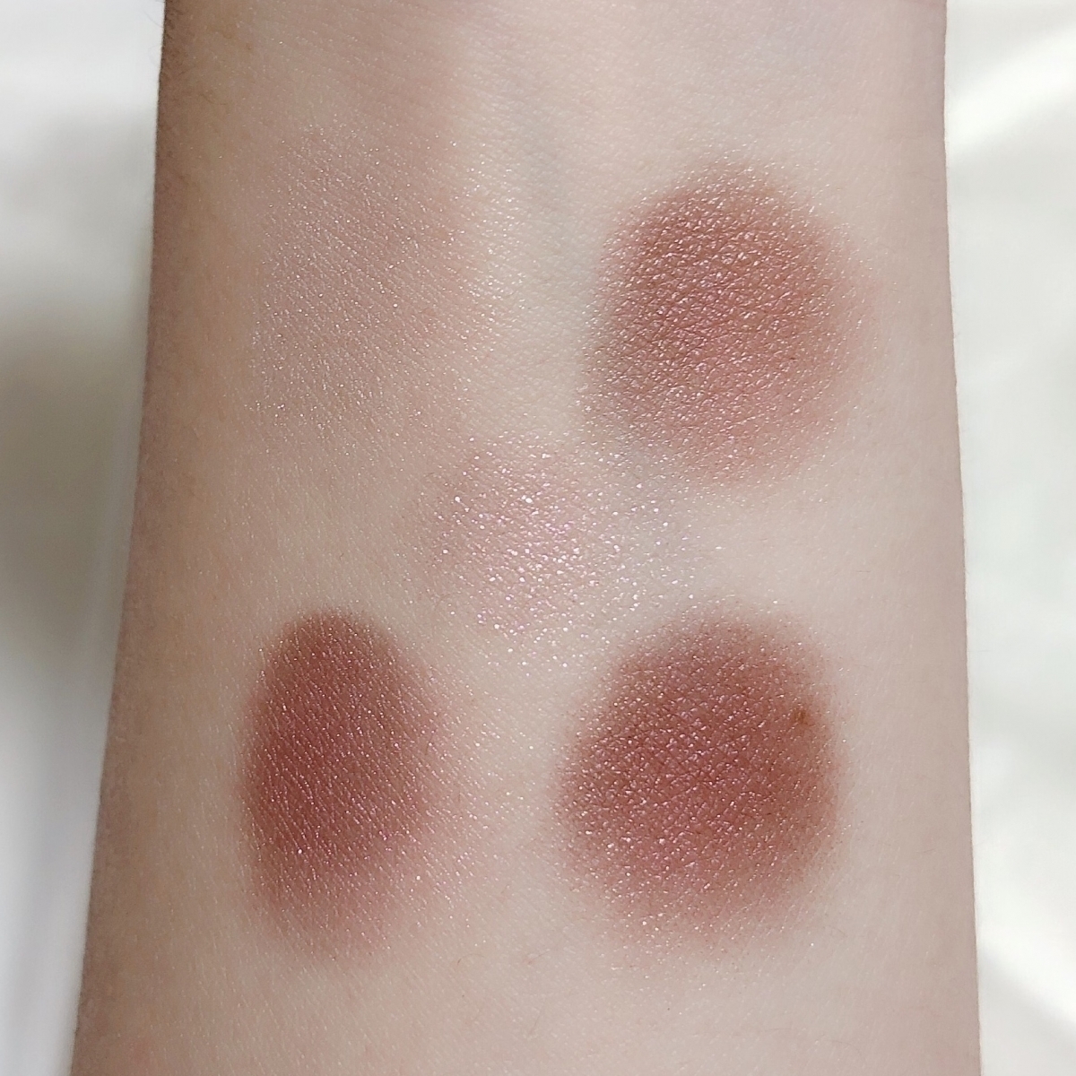 「CANMAKE 完美色計眼影盤 #21草莓牛奶摩卡」肌膚試色