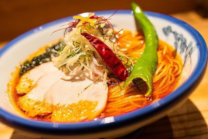 AFURI 最新概念店「辛紅」新宿店開幕 辣味拉麵刺激五感!