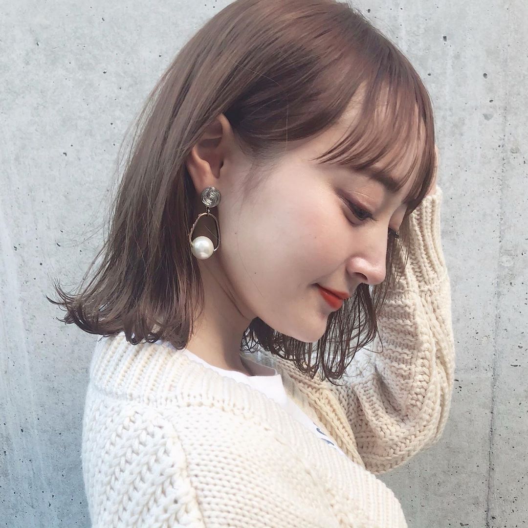 外翹捲髮鮑伯造型：側面