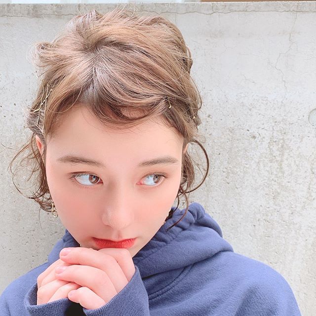 運用髮飾或髮夾來裝飾短髮