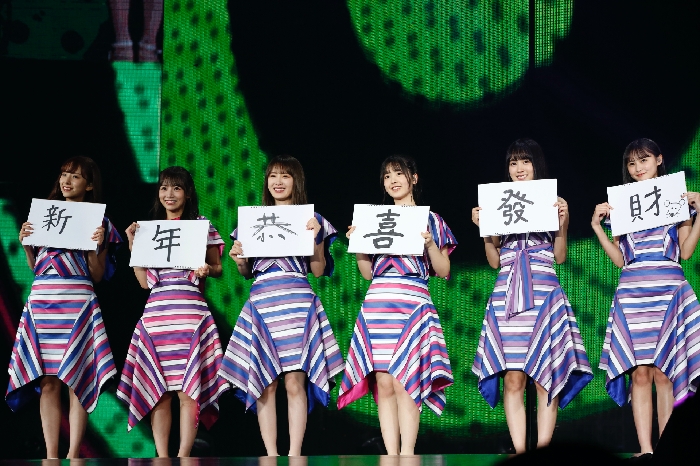 乃木坂46 在演唱〈性急的蝸牛〉時帶上「新年恭喜發財」的背05 乃木坂46 在演唱〈性急的蝸牛〉時帶上「新年恭喜發財」的背板給予歌迷最應景的祝賀給予歌迷最應景的祝賀