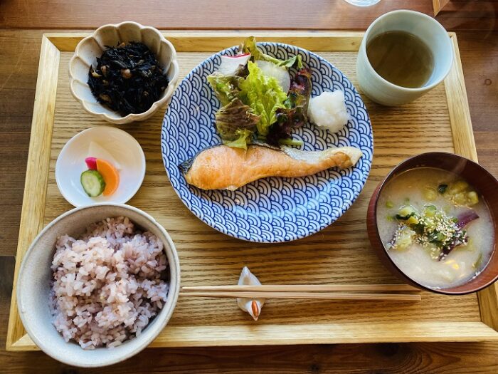 朝食屋COBAKABA_煎鮭魚定食