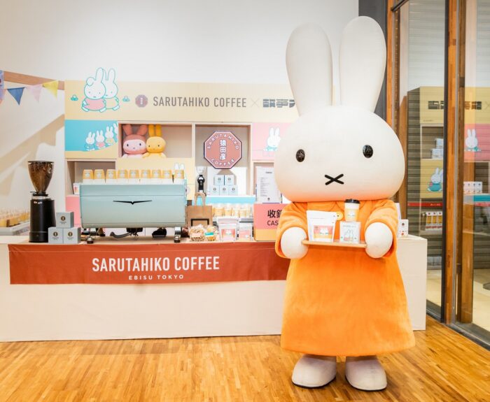 圖二：「猿田彥ｘmiffy」獨家期間限定店同步登場！開展首日及每周五有240公分的miffy人偶迎賓喝咖啡。