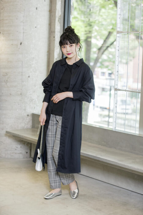 上班需要正式感的穿搭風格,黑色T恤外搭同色長版外套氣勢十足,下身搭配亮眼的淺灰色格紋Chef Pants主廚褲,讓上班的正式感造型顯得不嚴肅。