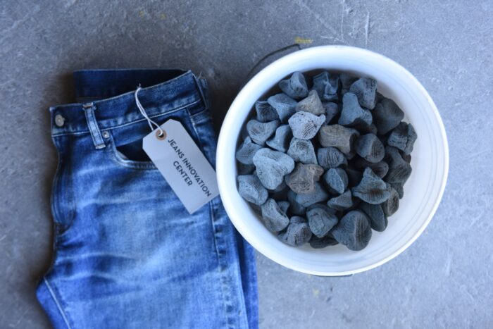 GU節水牛仔褲系列在加工製程中，採用可重複利用的生態石，大幅減少水洗次數及過程中可能產生的廢物。