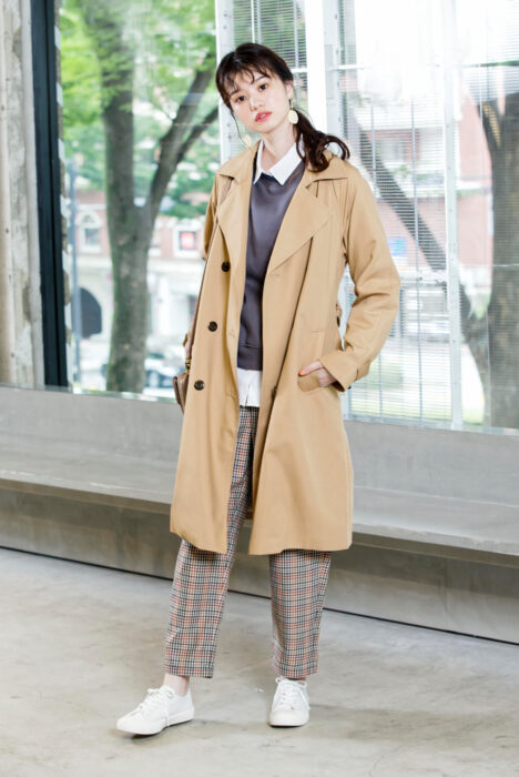 在襯衫外搭配深紫色休閒上衣與卡其色風衣,下身搭配同色系格紋Chef Pants主廚褲,打造優雅知性的英倫風穿搭。