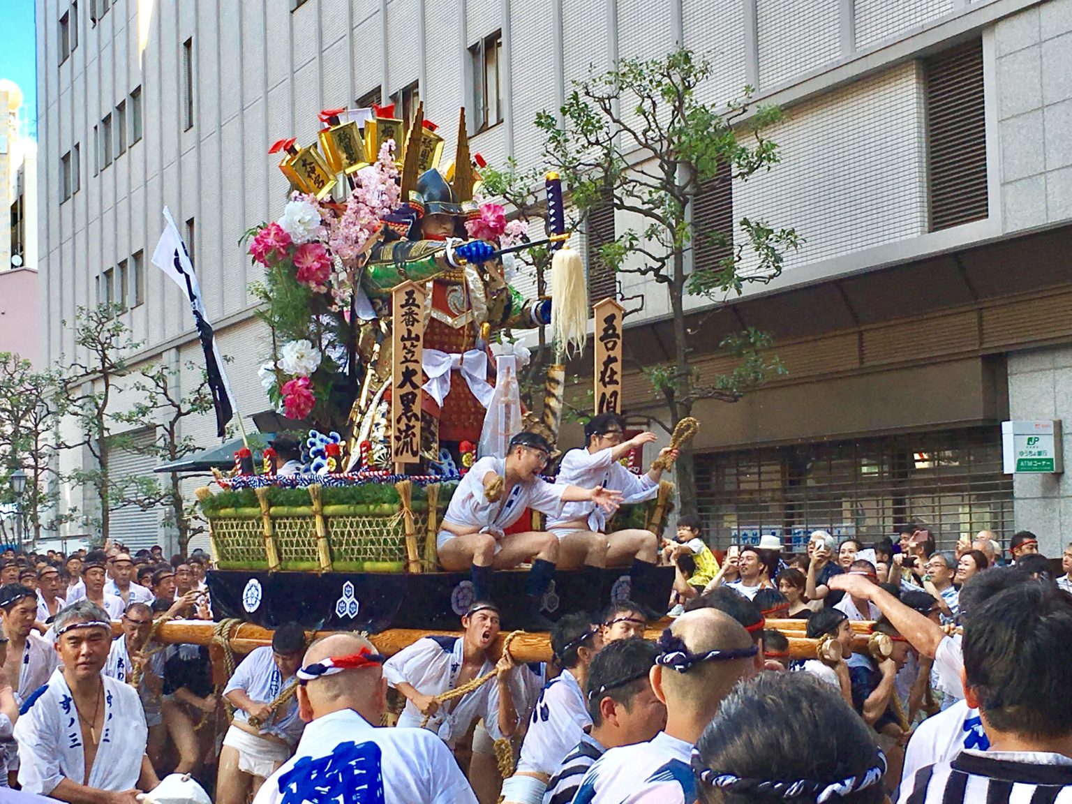 日本祭典奇觀!最驕傲的職業病?日本男子長在肩上的驚悚「神輿瘤」