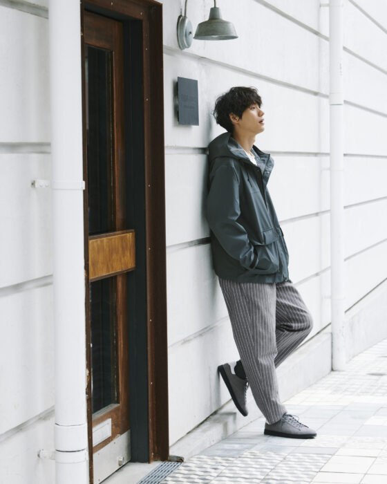 GU男裝2020秋冬新形象代言人福士蒼汰示範GU Chef Pants主廚褲系列穿搭,以具休閒感的湖水綠套搭配錐形設計的灰白相間條紋Chef Pants主廚褲,打造假日休閒時最舒適的造型。