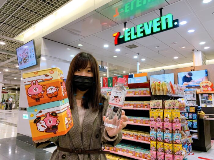 7-ELEVEN攜手台灣高鐵公司即(1)日起於高鐵車站內26間門市導入「台灣高鐵與卡娜赫拉的小動物」3款全新聯名商品,於12月1日至明年3月9日,活動期間瓶裝水第2件6折優惠,並首次與