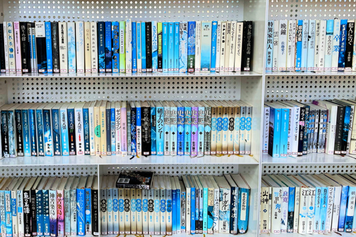 整面青色的書本哀歌 日本美麗但設計不良的圖書館