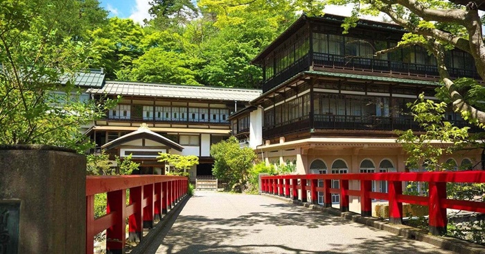 神隱少女取景地之一 夢幻木造湯宿旅館群馬「積善館」