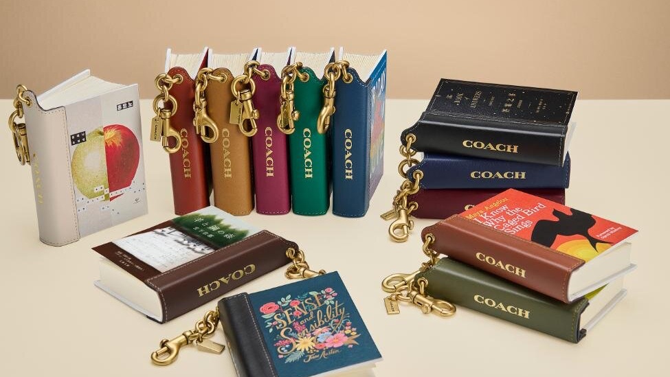 超迷你《羊與鋼之森》《蜜蜂與遠雷》！Coach 推出可閱讀書本吊飾及期間限定工作坊