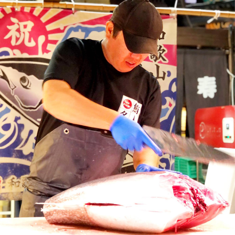 和歌山旅遊必去「黑潮市場」！鮪魚解體秀、海鮮BBQ、和歌山伴手禮一次搞定