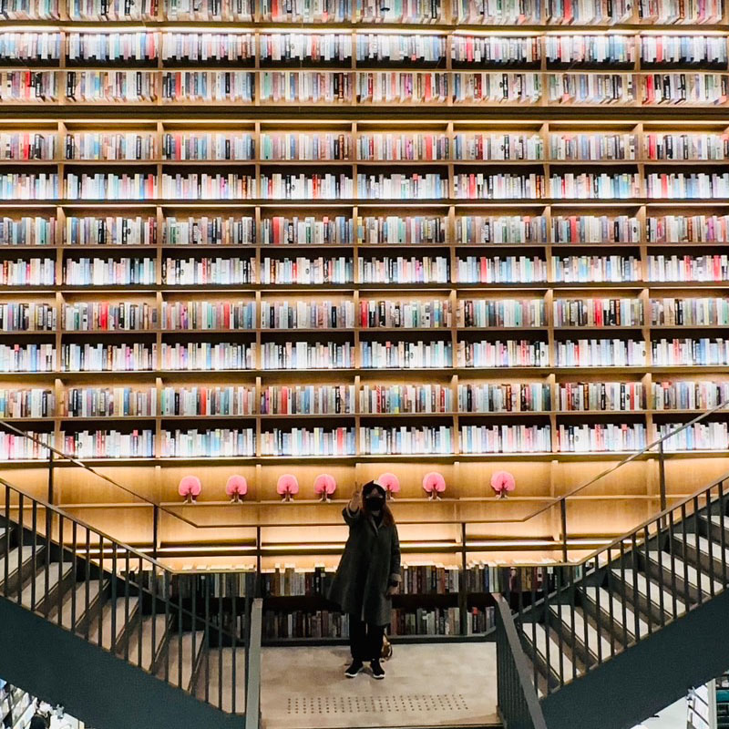 超震撼打卡書牆竟然在AEON MALL！名古屋必訪「TSUTAYA BOOKSTORE 則武新町」