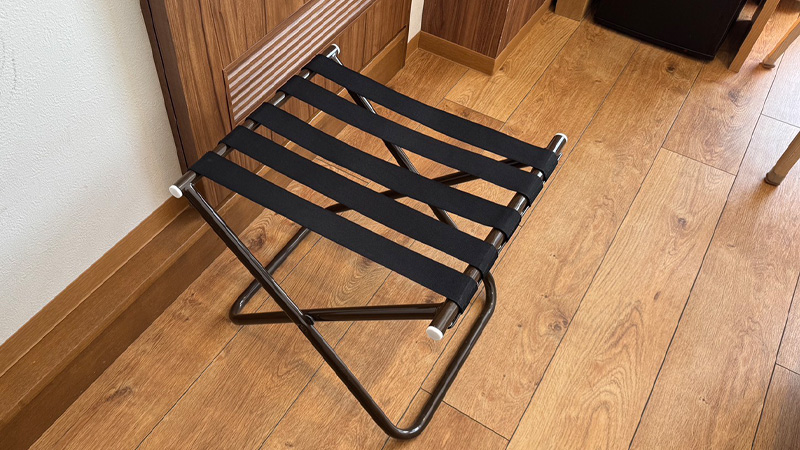 日本飯店內的神祕摺疊架是什麼？學會使用這個整理行李的方便小道具！