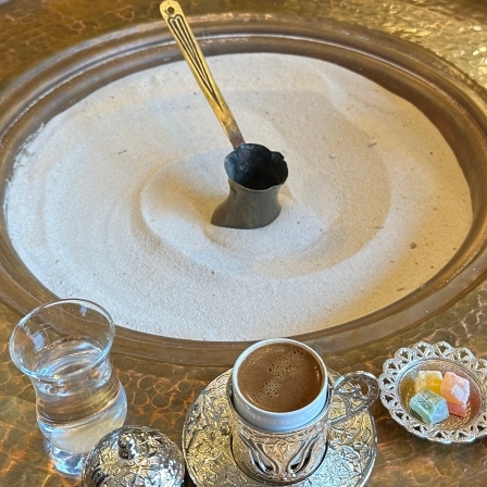 下北澤的土耳其咖啡專賣店「THE MOSQUE COFFEE」!從細砂湧出的魔法咖啡帶你走入中東神秘世界