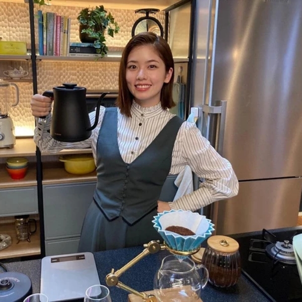 人氣直線上升的演員小芝風花演活《靈媒偵探城塚翡翠》的可愛助理!她的必看日劇還有這些