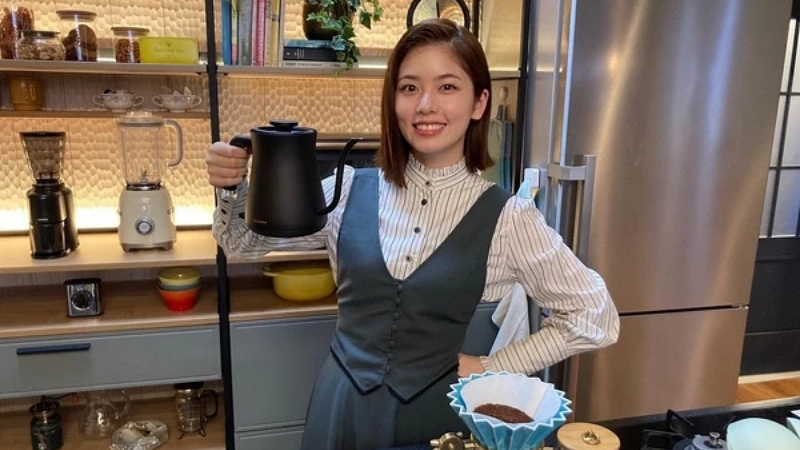 人氣直線上升的演員小芝風花演活《靈媒偵探城塚翡翠》的可愛助理!她的必看日劇還有這些