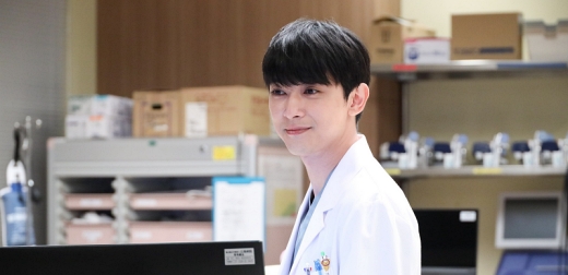 眼淚是珍珠，國寶級帥哥吉澤亮讓觀眾忍不住陪哭。日劇《PICU 兒童加護病房》登10月收視冠軍寶座