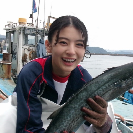 新生代演員出口夏希在日劇《鯖魚罐頭，航向宇宙》扮演北村匠海的學生，清新亮麗超吸睛！
