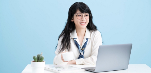 懶人素顏神器！戴眼鏡就像上妝、自帶好氣色的「腮紅鏡片」台灣首賣