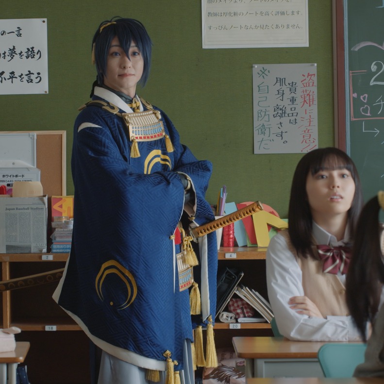 《電影刀劍亂舞-黎明-》再躍大螢幕!「爺爺」三日月宗近現身現代東京街頭成路人拍照打卡吉祥物