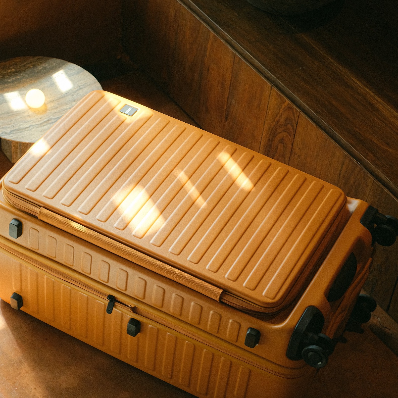 經典當道！黑色帥氣依舊、復古焦糖黃突圍   LOJEL極簡系列打造極緻秋冬旅遊美學