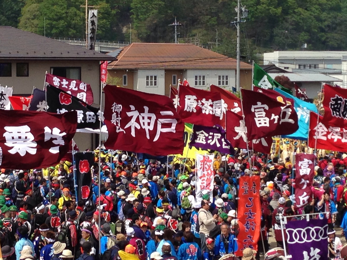 死傷超多?日本三大奇祭之一長野縣諏訪大社「御柱祭」