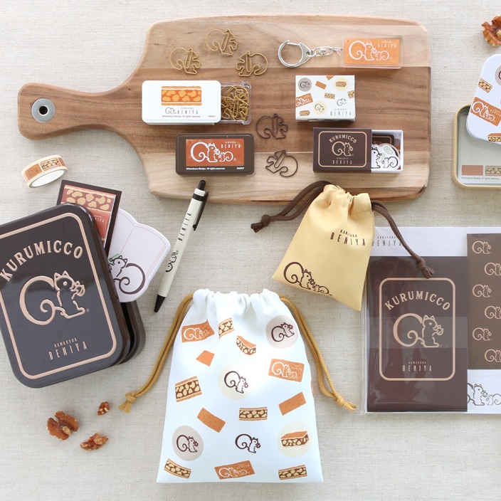 鎌倉人氣伴手禮小松鼠焦糖核桃糕「KURUMICCO」化身多款文具雜貨，每款都造型性十足