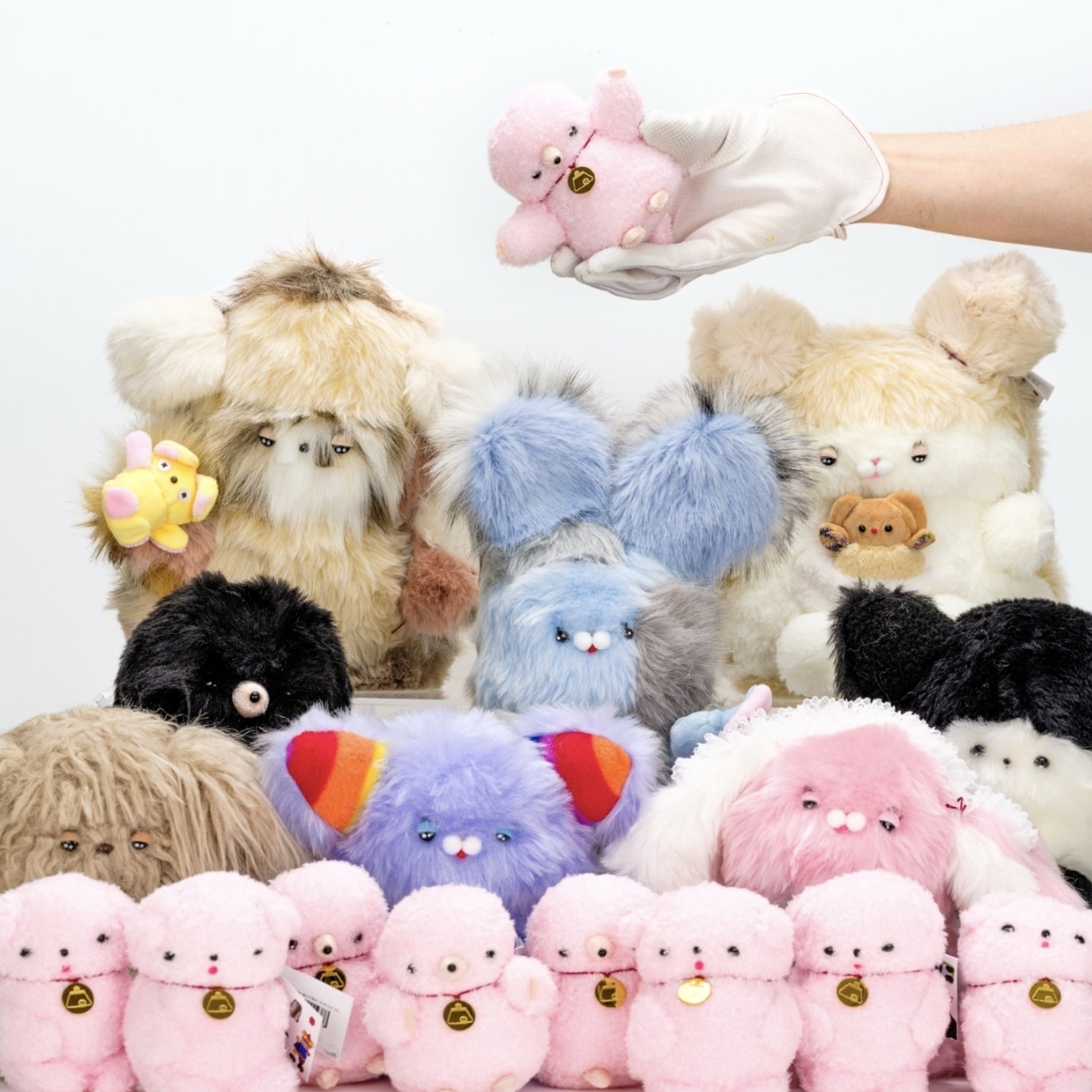 踏入日本藝術家的毛絨生物世界,手作玩偶品牌「Kotatsu Village」為你獻上療癒人心的絨毛作品