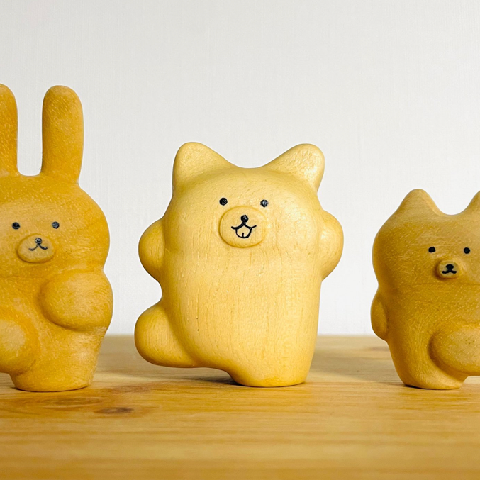 插畫家兼木雕創作者「フナカワ」，以木頭創作出造型可愛的呆萌角色