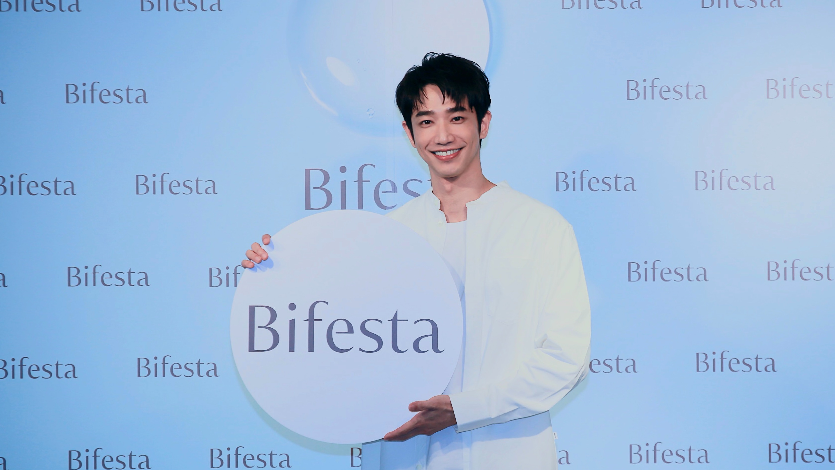 劉太太集合！Bifesta碧菲絲特寵粉宣布： 「水潤心動代言人出爐---『劉以豪』！」