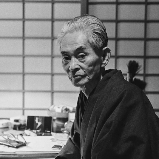 初戀對象是同寢室學弟？從小失去親人，寫下日本人獨有美感的文學家「川端康成」