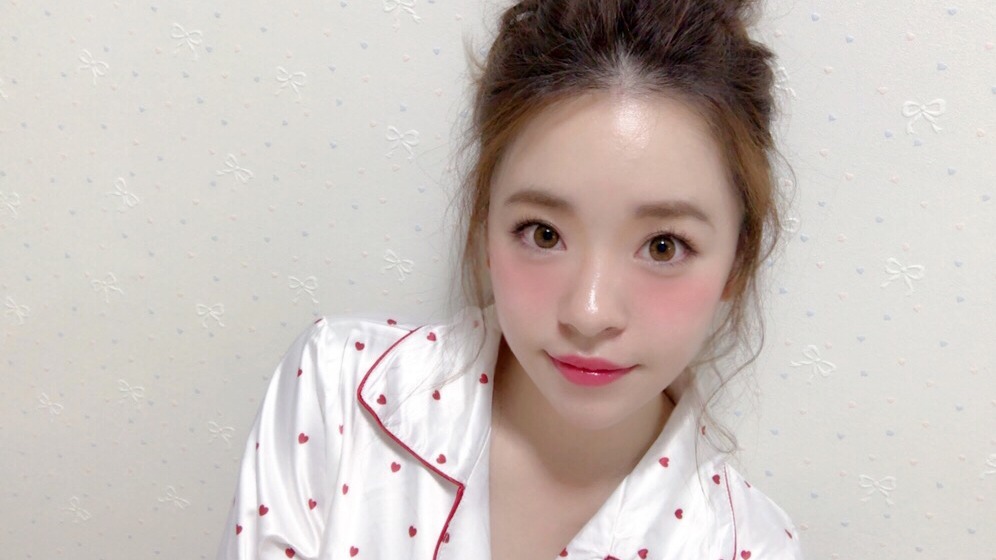 穿睡衣也能拍IG美照！找姊妹來開睡衣趴，先學會這幾款簡單編髮