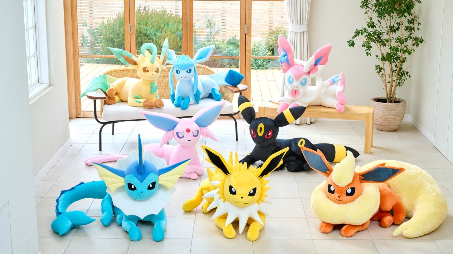 超人氣的伊布來啦！等身大一比一玩偶超萌登場，寶可夢中心限定販售，快讓房間裡充滿伊布家庭
