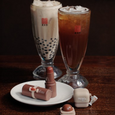 台灣美妝成觀光客必買伴手禮！FreshO2聯名春水堂打造「珍珠奶茶小方糖」可愛爆擊，Moody史努比家族讓清潔變得好療癒