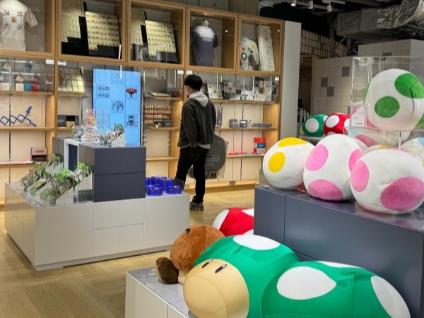 京都「任天堂博物館」周邊、餐點攻略！巨大遙控器抱枕、27萬種漢堡組合、寶可夢GO跟皮克敏玩家也不能錯過