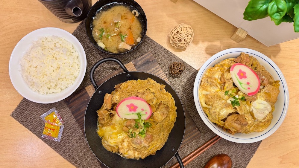台灣吉豚屋全新「丼裡藏豬」期間限定卡滋豬排親子丼，出汁口味絕妙好滋味！