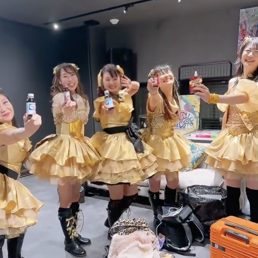 打破年齡框架，從50歲開始當偶像！日本熟齡女團「AMTRS」，為偶像圈注入不老活力