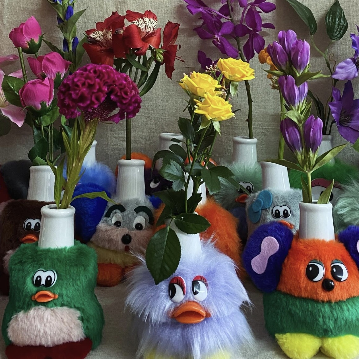 當絨毛玩偶與花瓶結合，會是什麼樣子呢？來看看「DOLLSSAN」所創作的絨毛花瓶