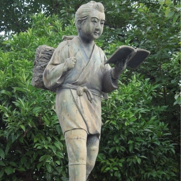 在半夜會動起來的石像，日本知名校園怪談「會走動的二宮尊德像」