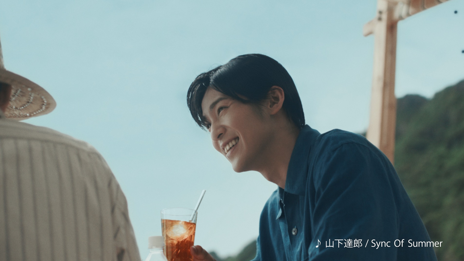 「午後紅茶」新代言人目黑蓮帥氣登場! 涉谷八公前大看板迷倒眾生