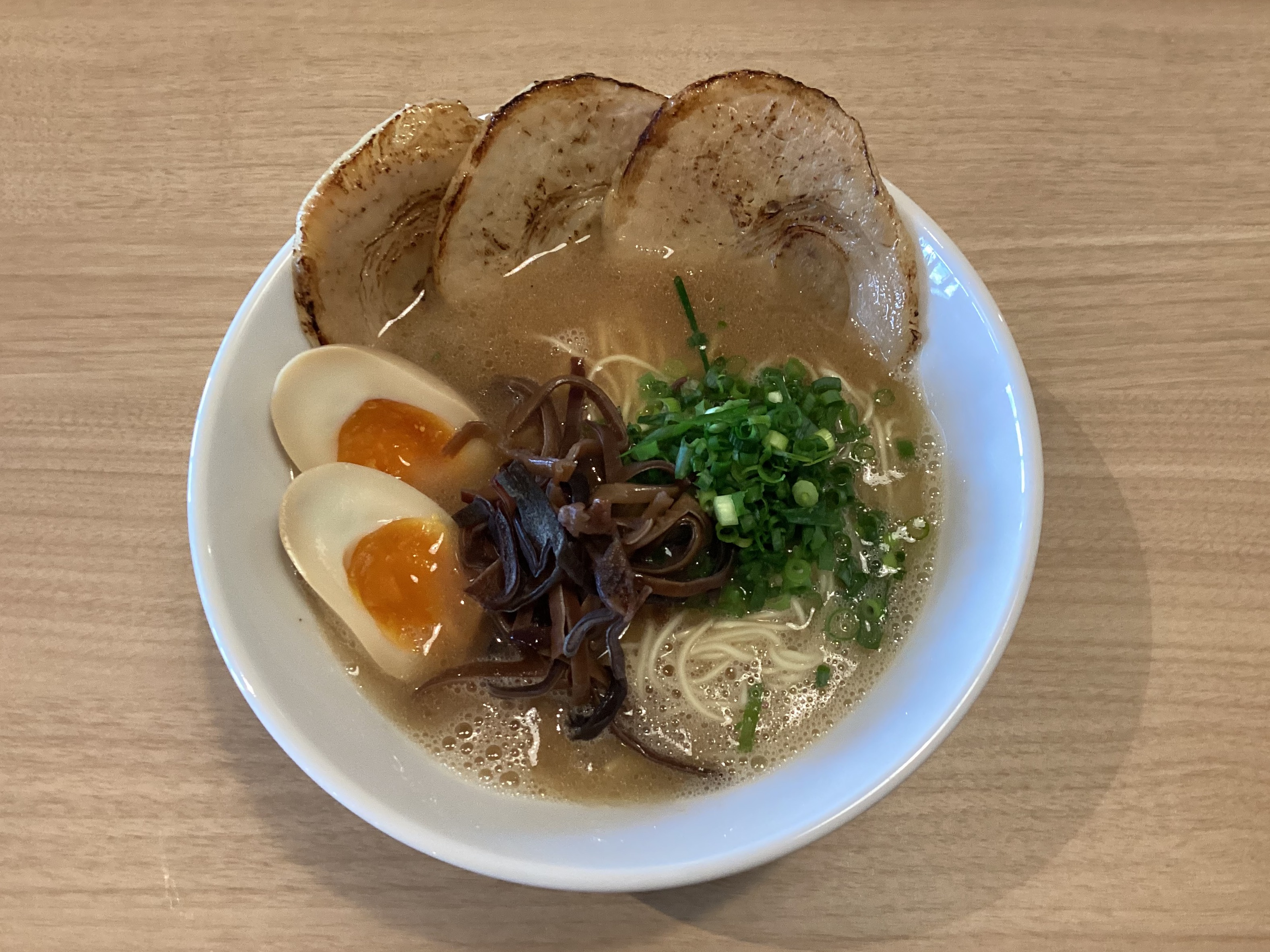 行經沖繩美麗海水族館、古宇利島的拉麵控美食清單+1！使用沖繩阿古豬熬製的濃郁豚骨拉麵，為旅途增添美味