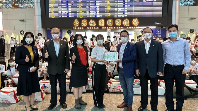 明天要趕回日本考試!國慶日驚豔全場的京都橘高校趕赴機場離台 文總送郵摺留念