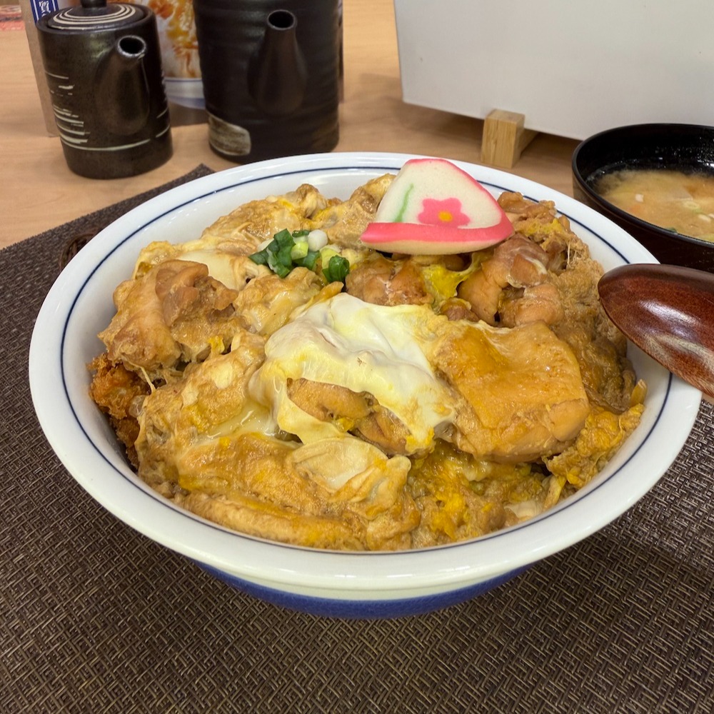 台灣吉豚屋全新「丼裡藏豬」期間限定卡滋豬排親子丼，出汁口味絕妙好滋味！