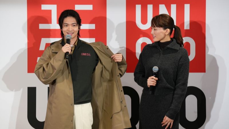 UNIQLO UMEDA梅田旗艦店開幕話題滿滿,松下洸平秀出「UMEDA」刺繡、綾瀨遙大讚「好可愛!」