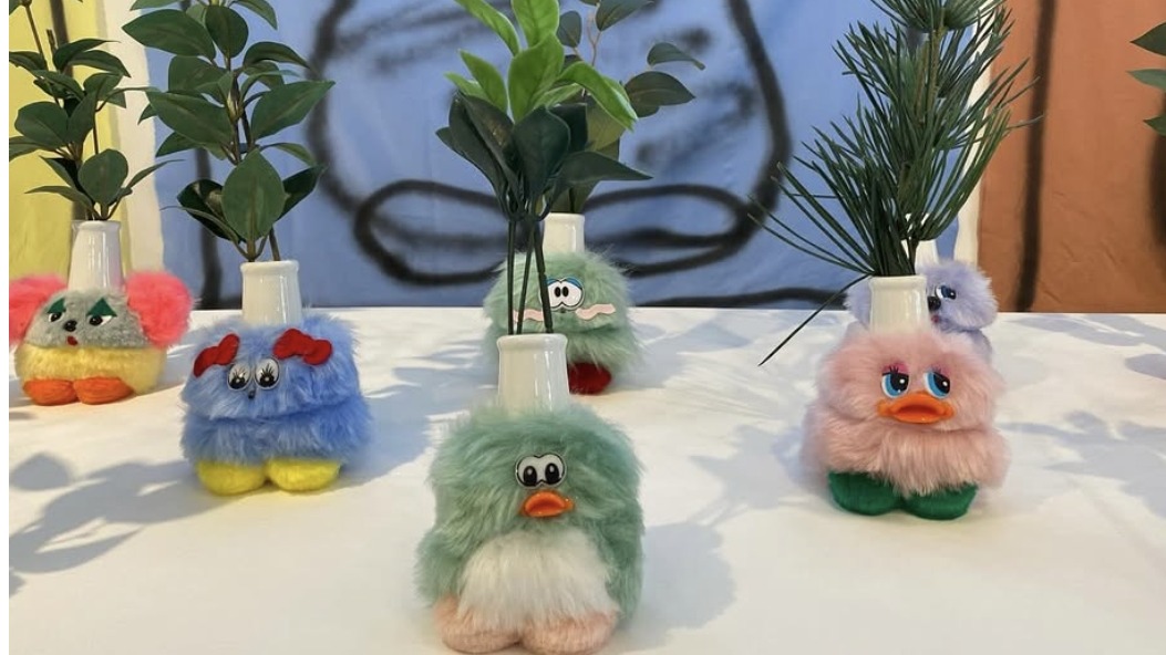 當絨毛玩偶與花瓶結合，會是什麼樣子呢？來看看「DOLLSSAN」所創作的絨毛花瓶